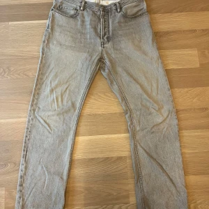 Jeans från Acne Studios - Grå Jeans från Acne studios deras kollektion blå konst  Modell: Land mid grey Storlek: 30x32