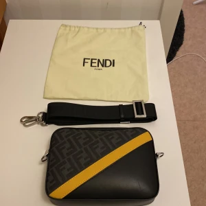 Axelväska, Fendi - Aldrig använd i nyskick. Topnotch kvalitet och väldigt stilig