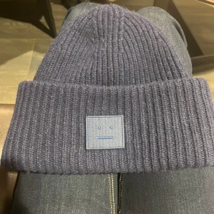 Acne Mössa - Säljer min super fina Acne mössa! Perfekt till vintern och i super fint skick. Nypris 1700kr. Hör av dig om du vill ha fler bilder eller annan info!