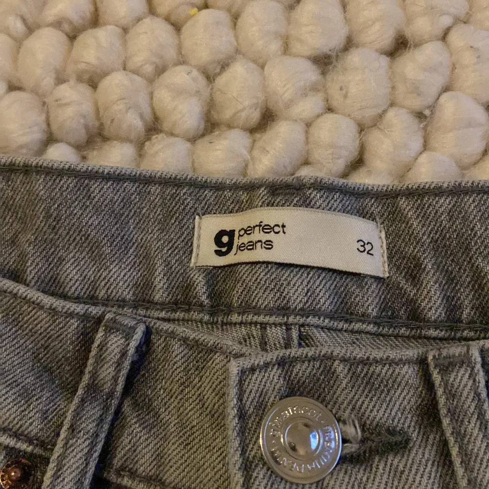 Ljusgrå jeans från Gina tricot. Endast använd enstaka gång. Jättefint skick! Är uppsydda, passar mig som är 160.. Jeans & Byxor.