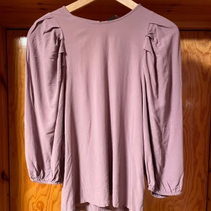 Blus - Vero Moda  - Långärmad blus, aldrig använd. Storlek Small