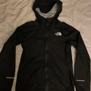 Äkta The North Face dam jacka - En jättefin dam jacka som är i mycket bra skick och inga skador. Knappt använd.