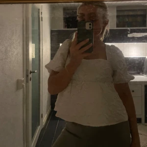 Vit blus - En vit blus med ”puff” ärmar. Storlek S. Har väldigt fin rygg.