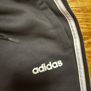 Mjukisbyxor Adidas - Säljer ett par svarta mjukisbyxor från Adidas i storlek S och passar folk mellan XS-M. Dom är i perfekt skick och de passar till allt.🖤