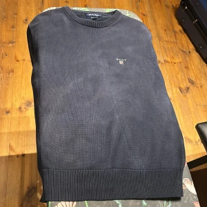 Gant tröja - En riktigt skön och stillig Gant tröja. Riktigt skönt nu till hösten 🍁🍂. Har använt den i några år men är i väldigt bra skick, inga fläckar eller smuts på den.