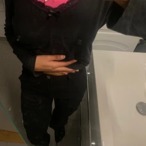 Svarta cargos - Säljer dessa svarta cargos i ny skick, men bara testad från Zara. Säljer då dom inte kommer till användning plus att dom är små för mig❣️