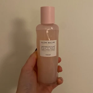 Toner  - Säljer min toner från Glow Recipe då den inte kom till användning. Som man kan se så har jag använt uterst lite av produkten 💕 den luktar jättegott och är skön på huden💕  Nypris typ 400💕 