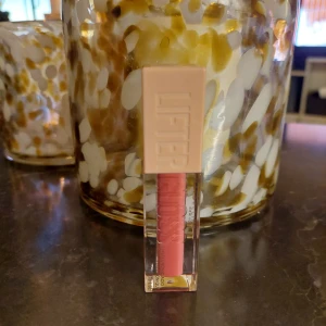 Läppglans - Mabylline lifter gloss i 005 petal. Ny&oöppnad.