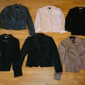 6 kavajer i olika färger  - Snygga kavajer, sparsamt använda säljs till paketpris för 250 kr