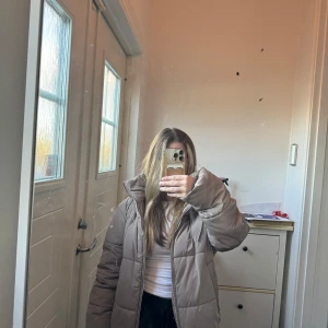 Nelly jacka - Beige/brun jacka från nelly i xs 💗 