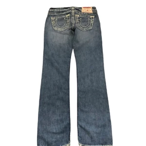 True religion  - Säljer nu mina fina true religion jeans, de är lågmidjade och passar fint. De är i modellen johnny super T, storlek 30x34.