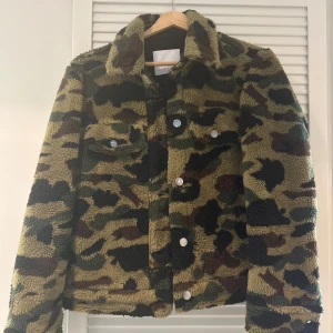 Samøe samsoø camo jacka - Samsøe & Samsøe camo jacka, storlek M  Sista bilden är lånad.  Jacka är sparsamd använd, inga fläckar eller hål.