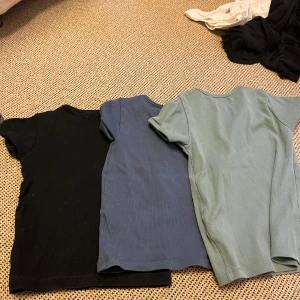 Lager 157 tröjor⭐️ - Säljer alla tre, om man bara vill köpa en eller två kontakta mig❤️Svarta storlek 130 och blå och turkos storlek 140⭐️150kr för alla