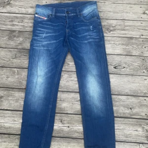 Diesel Jeans - Säljer ett par snygga blå jeans från Diesel i storlek 28. De sitter bra och har en tvättad fade och lite slitningar. Perfekt nu till hösten! Tveka inte att höra av er om ni har frågor!🌟Pris kan diskuteras 🍁