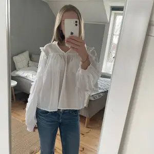 En vit söt blus, aldrig använd bara testad💗 instressekoll och skriv för mer info eller bilder!💘