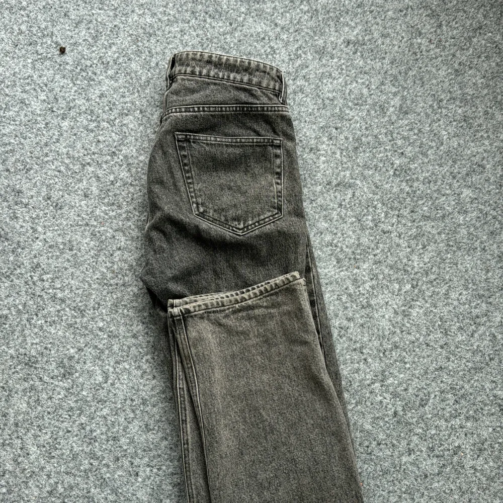 Säljer ett par grå jeans från Hope i storlek 29. De har en klassisk straight passform med knappar framtill. Perfekta för både vardag och fest.  mycket bra skick. Kvitto finns!. Jeans & Byxor.