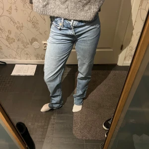 jeans  - Säljer ett par ljusa jeans från lager 157, de har lite högre midja än lågmidjade men är inte högmidjade! Köparen står för frakt