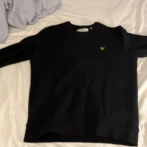  Lyle & scott svart långärmad tröja  - 9/10 skick Storlek: S Väldigt skön pass form Skriv till mig om det finns frågor!