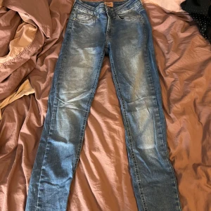 Jeans - Fina jeans som är knappt andvända å hänger enbart i garderoben😅 