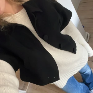 Svart bolero jacka - Såå snygg ❤️❤️ Klicka gärna på köp nu så postar jag inom 24h!!