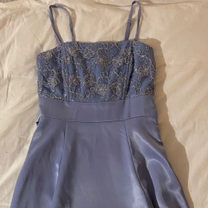 Lavendel färgad klänning - En sammet-klänning med rosett på ryggen. Klänning har en liten fläck på magen, men annars felfri.