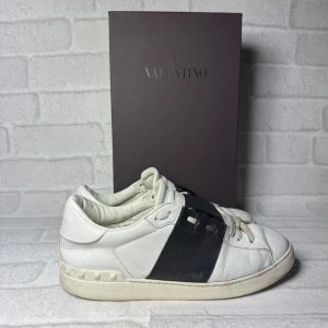Valentino Open sneakers  - Säljer ett par snygga Valentino Open sneakers ingår Box två dustbags extra snören och äktahetsbevis.  De är i välanvänt skick men fortfarande riktigt schyssta. Perfekta för både vardag och fest! Bara höra av för flera frågor