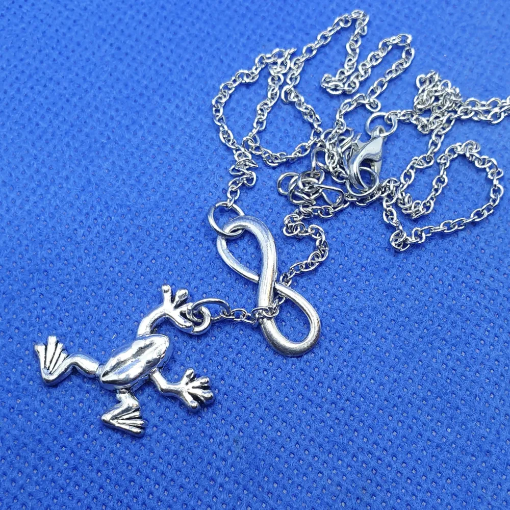 Gulligt halsband med groda & evighetstecken oanvänd. Mått på kedjan är: 44 + 5 cm ✨️Titta igenom alla mina upplagda och köp fler saker i bundle för att spara på frakten och få allt du köpt i ett och samma paket✨️. Asusteet.