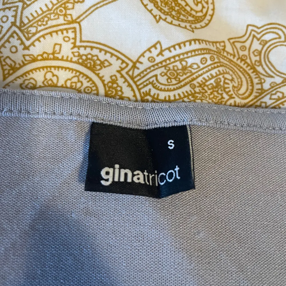 Trendig knyt-tröja från Gina Tricot. Jättebra skick, använd några få gånger.. Tröjor & Koftor.