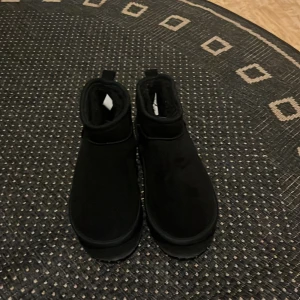 Ett par jätte fina uggs men tyvärr lite för stora  - Storlek 37