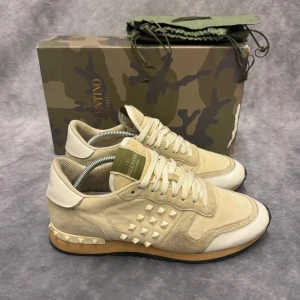 VALENTINO ROCKRUNNERS - - Valentino Rockrunners - Skick: 8/10 - Tillbehör: Dustbags och Valentino kort - Storlek 43 - Innersula mått: 28,5cm - Nypris runt 7500kr // Deluxecloset