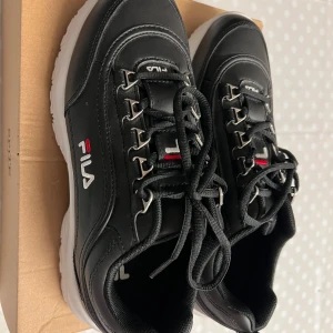 Fila skor - Fila skor storlek 39. Använd bara 2 gånger då den va stor på mig som har 38 i sko storleken. Köpte den för 900 kr.