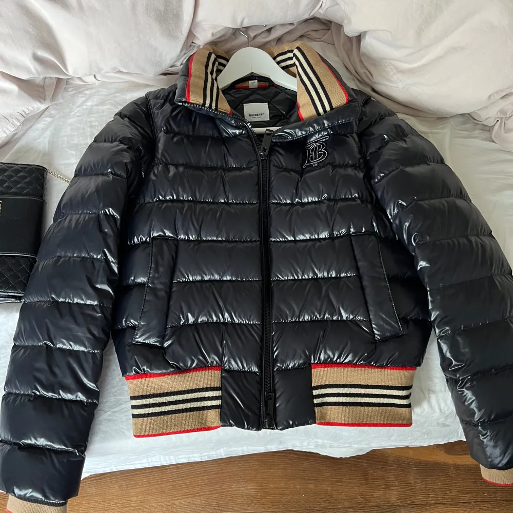 Säljer nu min älskade burberry jacka. Jackan är köpt på nk för ca 3 år sedan. Den är endast använd ett fåtal gånger och funkar som både jacka men oxå som en väst. Super snygg och smidig jacka nu till vinter❤️ Nypris 9955:-. Jackor.