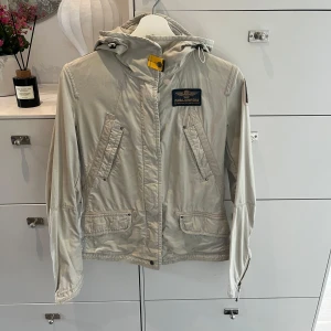 Parajumpers jacka - Beige jacka från parajumpers. Storlek Medium 