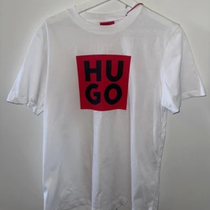 Hugo Boss - T-Shirt - Oanvända kläder med lappen kvar
