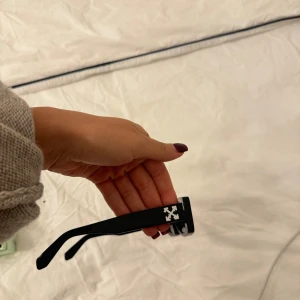 Svarta solglasögon från Off-White - Säljer ett par stilrena svarta solglasögon från Off-White. De har en fyrkantig form och är i nyskick. Perfekta för både vardag och fest! Kommer med originalförpackning och kvitto från Mister Spex.