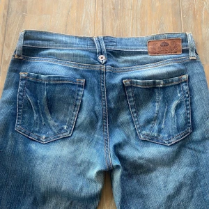 Fornarina jeans  - Lågmidjade, straight style. Står storlek 30 men skulle nog säga att den passar 27-28 typ