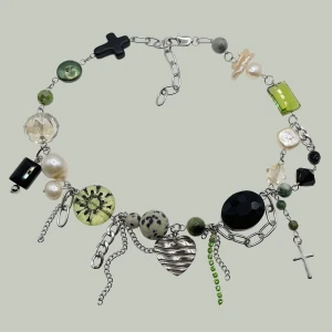 Handgjort halsband grönt / svart - material inkl: rostfritt stål, tjeckiska glaspärlor, sötvattenspärlor, halvädelstenar m.m 🔗 längd går att få custom vid önskemål 💚 köp via plick eller instagram ! 