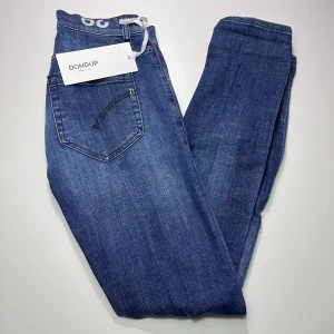 Dondup jeans - Säljer dessa helt nya dondup jeans med riktigt fräsch tvätt, modell george (nya modellen). Skick 10/10 aldrig använda, alla tags kvar! Storlek 29. Nypris ca 3000kr, mitt pris 1049! För fler frågor eller bilder skriv priv!