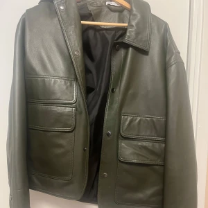 Skinnjacka från zara - Säljer min skinnjacka från zara då jag ej använt den alls. Köpt för 2200:-