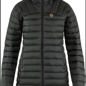 Svart dunjacka från Fjällräven - Som ny! Säljer en svart dunjacka från Fjällräven i mycket bra skick. Jackan har en långärmad design med dragkedja och är perfekt för kalla vinterdagar. Den är lätt och smidig, vilket gör den idealisk för både vardag och friluftsliv. Huvan ger extra skydd mot kyla och vind. Stor i storlek, passar stl 36-38 fast den är stl XS. 