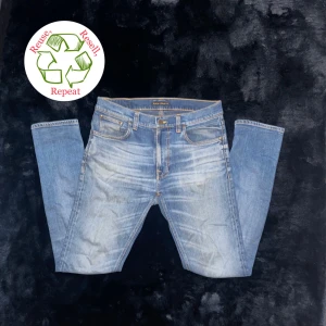 Nudie Jeans - Riktigt feta Nudie jeans med slim/skinny passform 🔥Liten defekt på baksidan av byxorna ❌Modellen på bild 4 är 178cm 💯 Storlek: W31 L32 🔥Skriv vid fler frågor eller för bilder!🙌