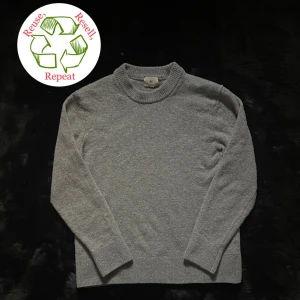Grå Ulltröja - 🔥🔥Säljer en skitsnygg och trendig grå crewneck ulltröja 🔥🔥Väldigt skönt och varmt material, perfekt för vintern ❄️❄️Storlek: S, passar M 💯Passform: Regular fit 💯 Tveka inte vid frågor!🙌
