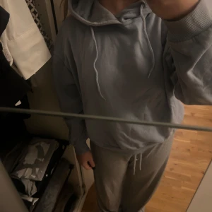 Blå hoodie från 157 - Säljer en supermysig blå hoodie från 157 i storlek M. Den har en klassisk design med en stor huva och dragsnören. Använd ett par gånger ☺️