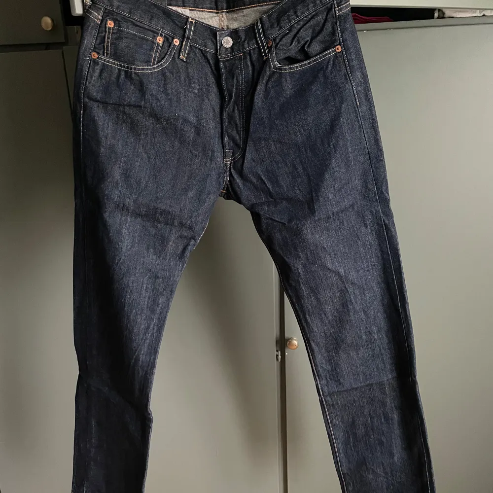 Säljer nu mina mörkblåa Levis 501 i storlek 32-32, jeansen är i väldigt bra skick! . Jeans & Byxor.