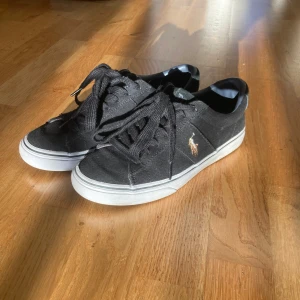 Ralph Lauren sko - Välanvänd sko men är i mycket bra skick. Detta är en väldigt snygg sko som jag rekommenderar till vilken person som helst. Kommer med kartong och ett extra snöre.