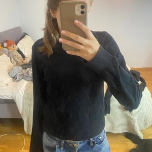 Stickad svart tröja! - Säljer denna svarta stickade tröja från H&M då den bara inte kommer till användning! Jätte fint skick! Storlek S men passar både mindre och större beronde på hur man till att den ska sitta! Skickar inom 1-2 dgr