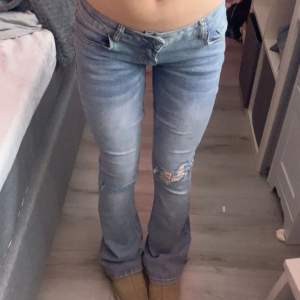 Fina lågmidjade bootcut jeans, stretchigt material så passar flera!💗 Innerbens längd: 72 cm  Midja: 29 cm 