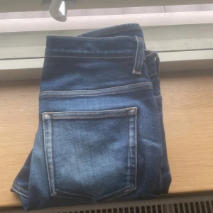 Acne jeans - Ett par feta acne jeans köpta på acne butiken i Stockholm. Nypris cirka 2000. Mitt pris. 400. Bara att höra av dig vid frågor och funderingar. 