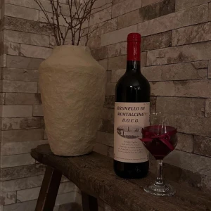 Rött vin 🍷  - Rött vinglas ljus är alltid mysigt att ha hemma brevid vinflaskan! 🍷  Finns ej i dofter!  Går ej att tändas!   Vikt: 200g   Psst…vid önskemål finns det möjlighet för upphämtning/träff! 