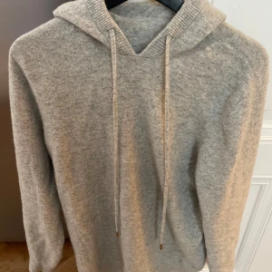 Kashmir hoodie - Tjena säljer nu denna kashmir hoodie som i princip aldrig använts. Den är i nyskick och passar alldeles perfekt nu till hösten och vintern🍁